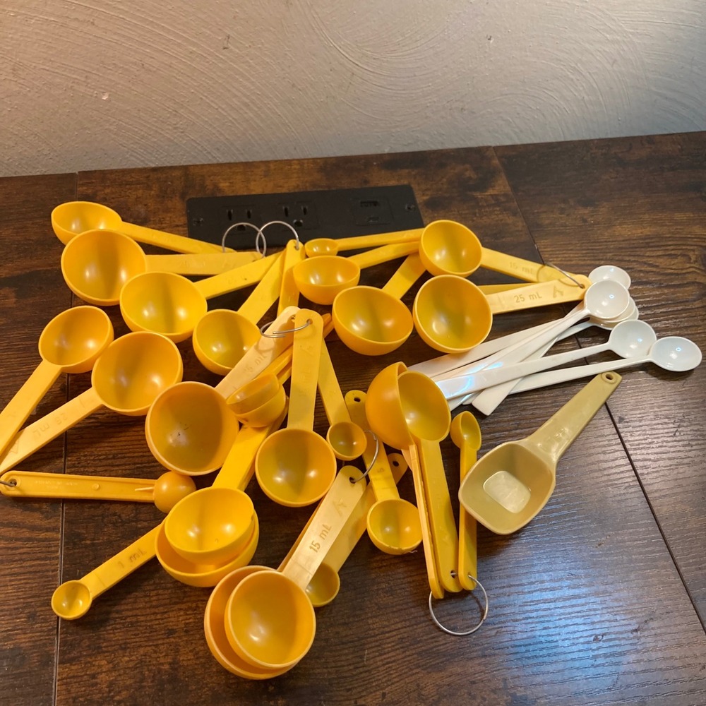 Vintage Plastic Measuring Spoons Lot Yellow White 25ml 15ml 2mlโ SI Mfg Canada